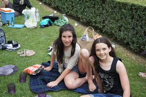 Isabel and Gen, picnic Marqueyssac