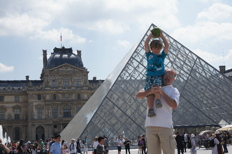 Pyramid de Louvre Specky