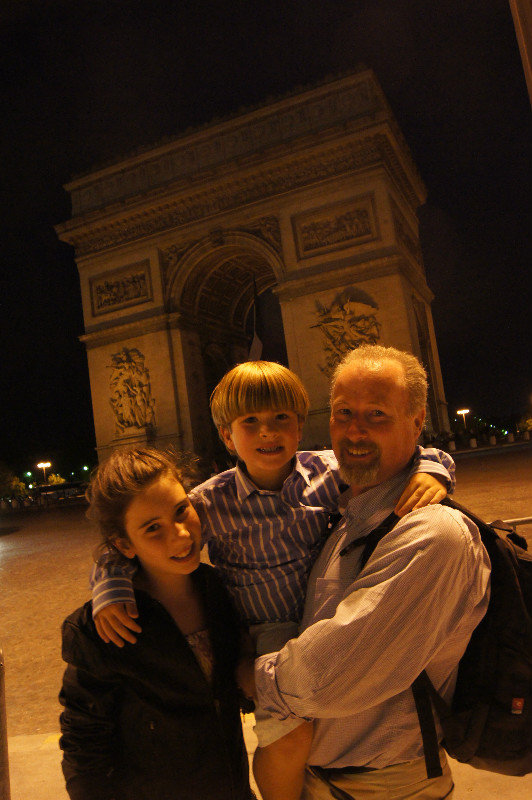 Isabel, Hugo, Frank.  Arc de Triomphe