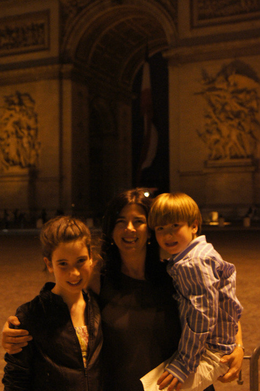 Isabel, Lisa, Hugo.  Arc de Triomphe