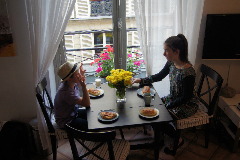 Chatting over Petit-dejeuner