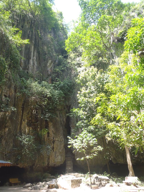 Kampon Trach Caves