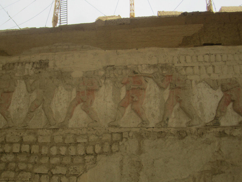 9 Pyramid of the Lady of Cao (5) Outer wall of 4th level of pyramid, outer courtyard, Losers being taken to be sacrificed