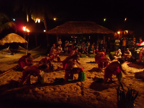smuglers fijian fire dancers