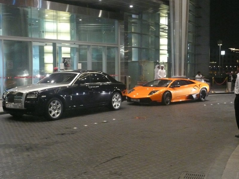 Vor der  Dubai Mall..