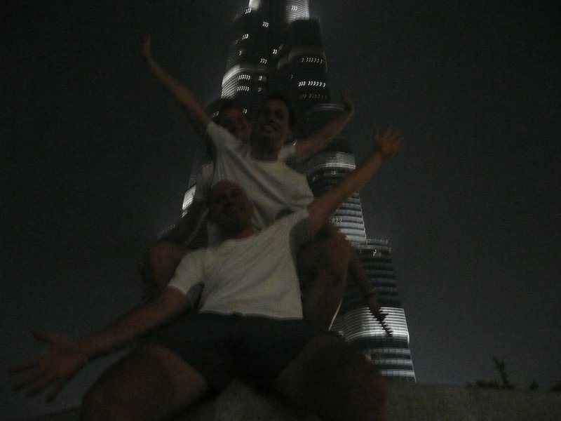 Wir vorm Burj Khalifa bei nacht