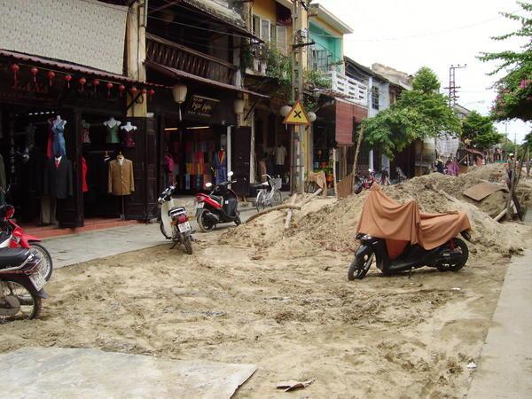 Hoi An in a nutshell: tailor shops, motobikes, construction!