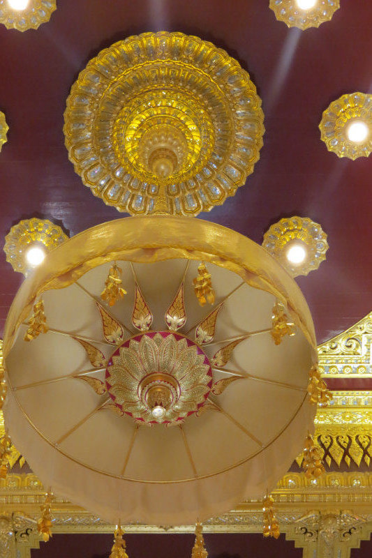Inside the Wat Traimit_Golden Budda (chandlier on the ceiling)Wat Traimit_Golden Budda