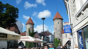 Twin towers flanking teh entrance to the old town of Tallinn