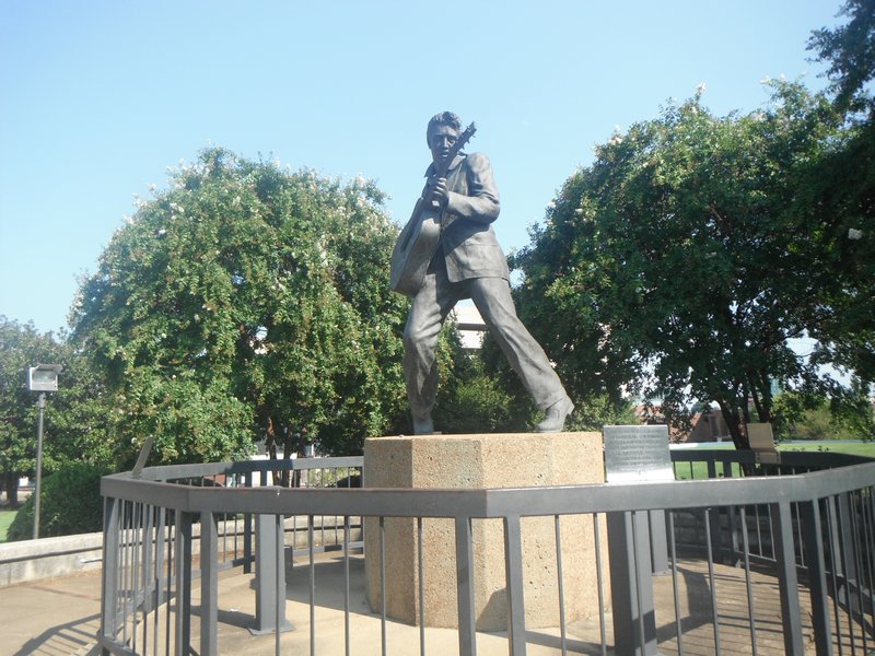 Elvis statue in  Memphis downtown