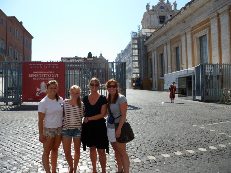 rome-vatican-city-border-line-photo