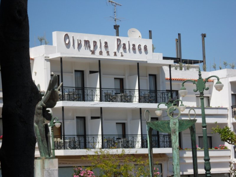 The hotel that is the closest to Olympia