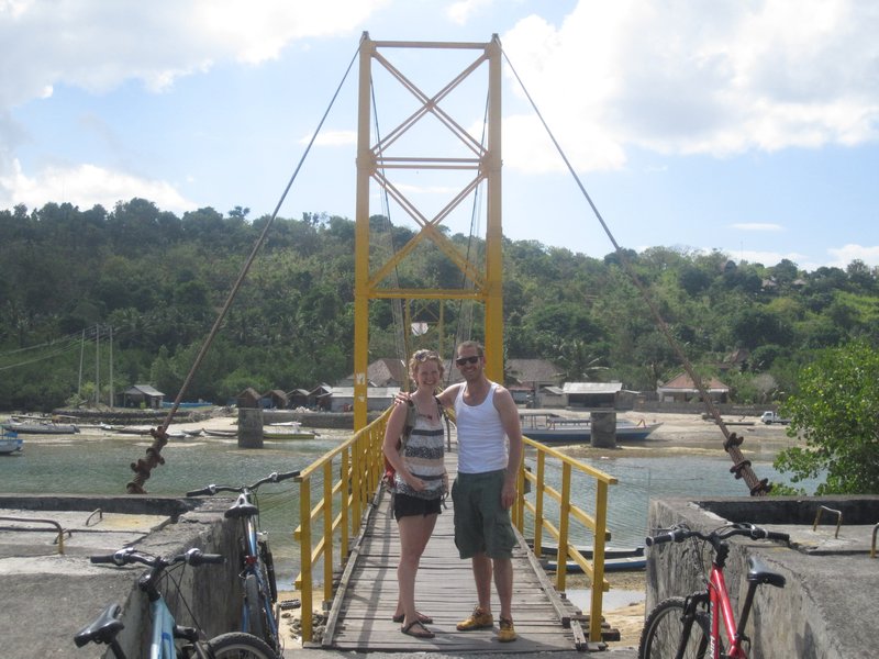 De brug tussen Lembongan en Ceningan