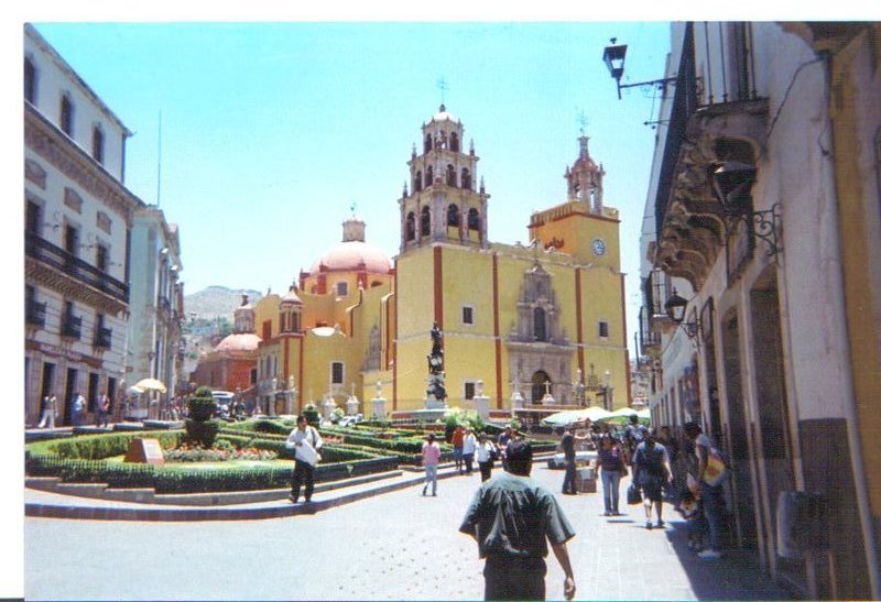 Plaza de la Paz and Basilica de Nuestra Senora de Guanajuato
