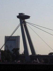 Den karakteristiske broen i Bratislava