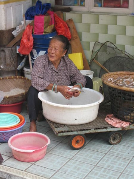 Woman gutting fish at Tai O