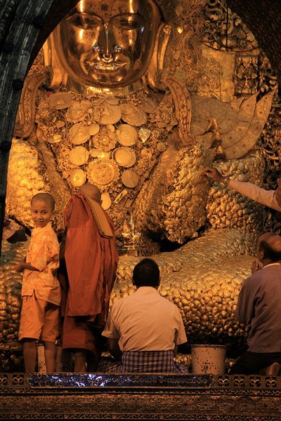 Devoted praying - Mandalay - Burma
