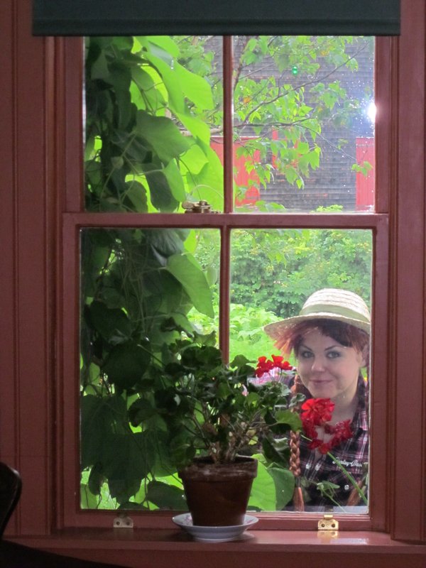 Who is that in the window? Anne? no just Dee. lol