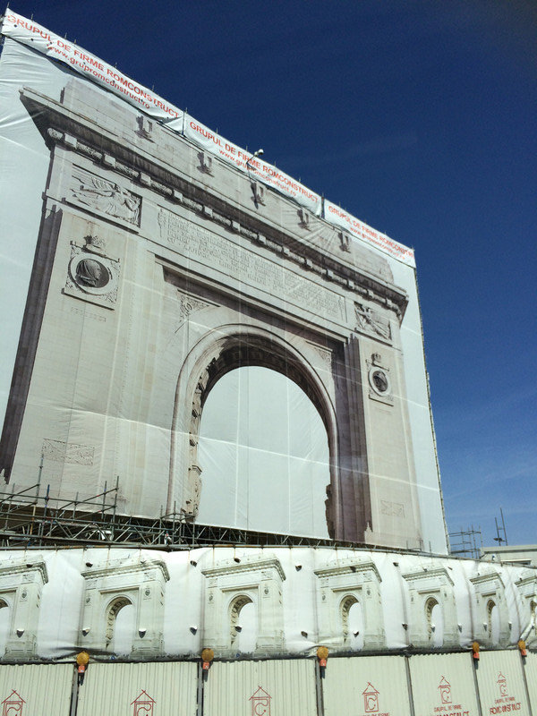 Image of Arc de Triumph as it's under construction