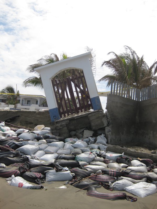 Mancora falling apart after high tides