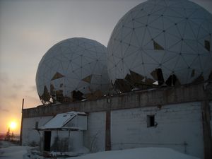 De radardomes bij zonsondergang