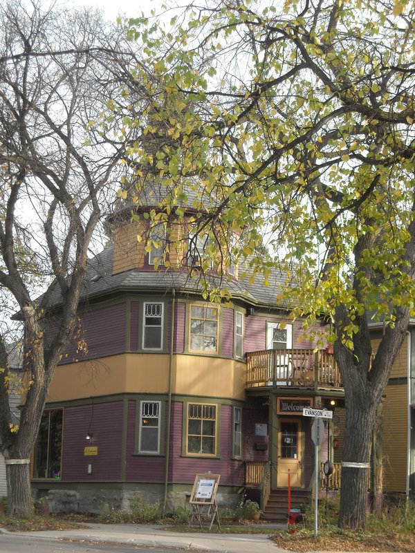Een paars huis in Winnipeg