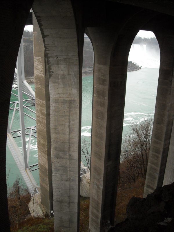 Onder een brug over de Niagara River