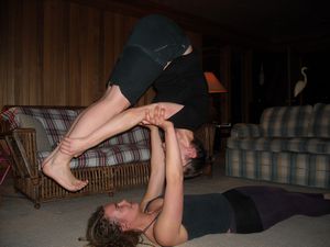 Olivia en Judith aan het acrobatieken