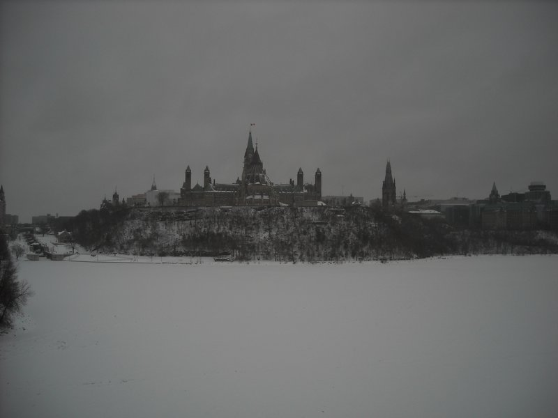 Parliament Hill van de andere kant van de Ottawa River