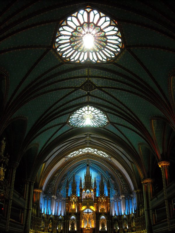 Binnenin de Basilique Notre-Dame