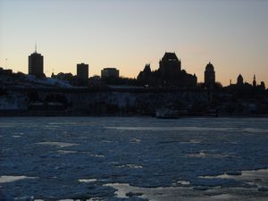 Québec City bij zonsondergang vanaf de St. Lawrence River