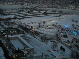 Uitzicht op wintercarnaval en de citadel