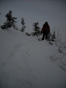 Judith beklimt heuvels op sneeuwschoenen