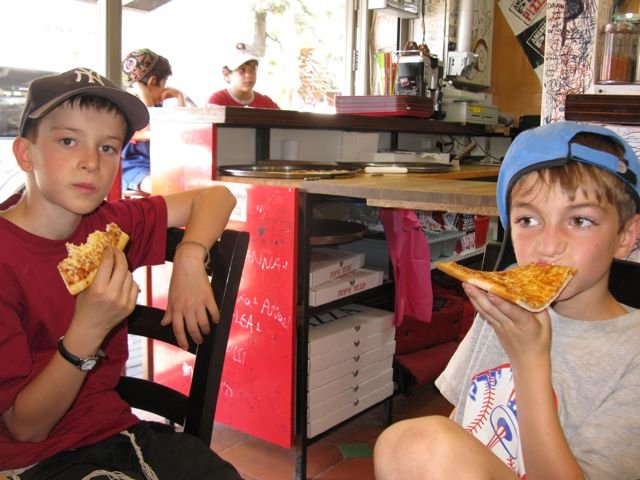 Boys rate "American Pie" pizza shop - very average