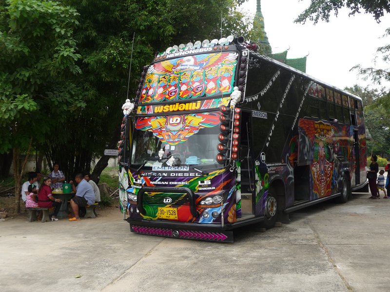 beim Wat Lan Khuat - funky Bus