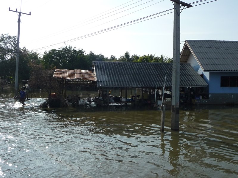 Naehe Lopburi - Ueberschwemmungen
