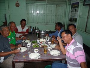 Mae Hong Son - Essen mit den Thais