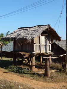 Phonsavan - Dorf der Bomben - Bomben als Ersatz von Holzstelzen