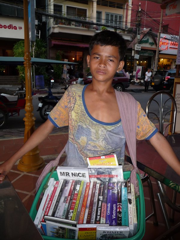 Phnom Penh - junger Buchverkaeufer