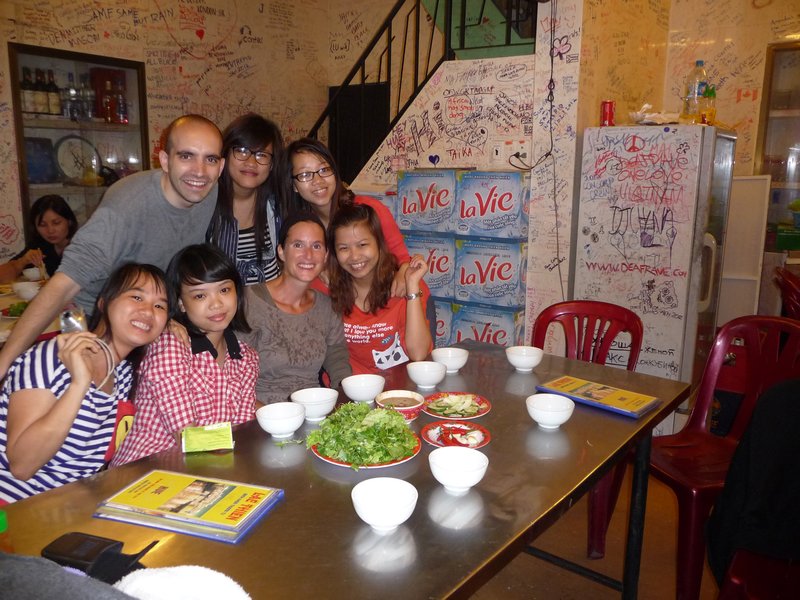 Hue - Essen mit Jose und 6 Vietnamesinnen