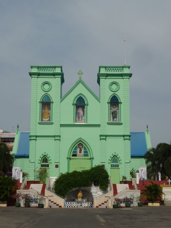 Yangon - farbenfrohe Kirche