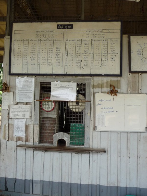 Yangon - Bahnhofschalter