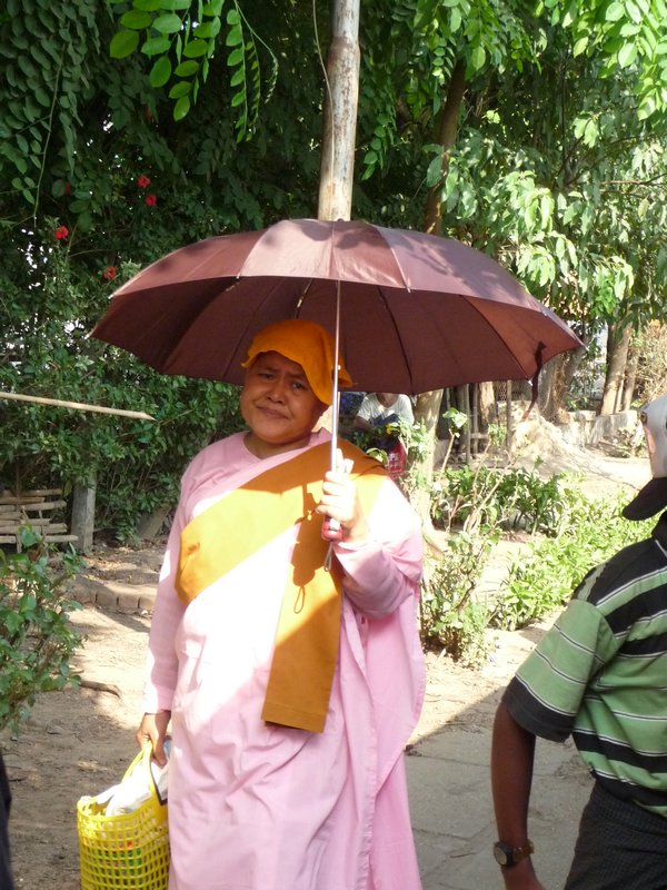 Yangon - froehliche Nonne