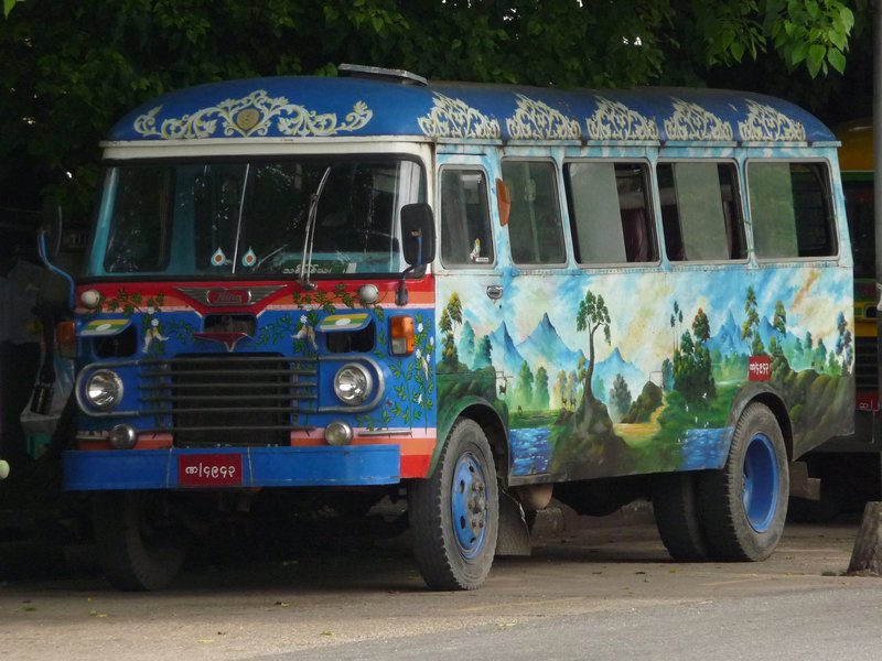 Yangon - farbenfroher Bus