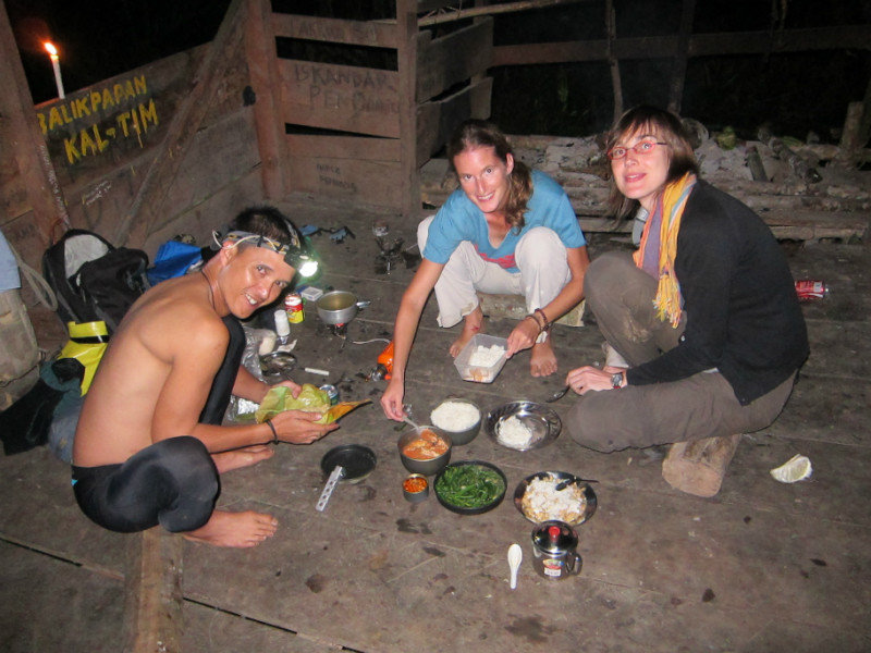 Dschungelcamp - Andrew, Vanessa und Gabi beim Nachtessen