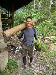 Dschungelcamp - Andrew geht Wasser holen