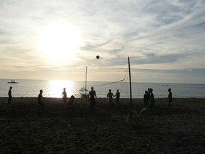 Naehe Sipalay - Sugar Beach - am Volleyball spielen