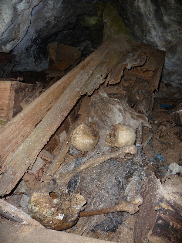 Sagada - Skelette in Graebern