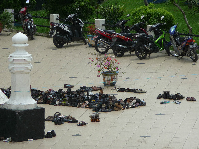 Medan - Schuhgelage vor der Moschee