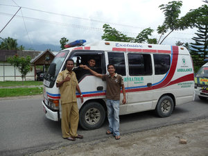 Muaralabuh - trampen mit der Ambulanz